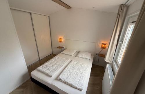 Sevenum Chalet De Esquí | Luxe chalet op 5-sterren camping met comfortabel ingerichte veranda - parkkosten zijn inbegrepen