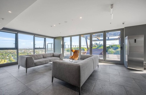 Flemington Apartamento | Luxe Flemington Cityscape views Pool Gym Parking