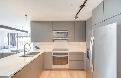 Ohio City Apartamento | Luxe High-Rise 2 Mi to Dtwn Cleveland: WFH Ready!