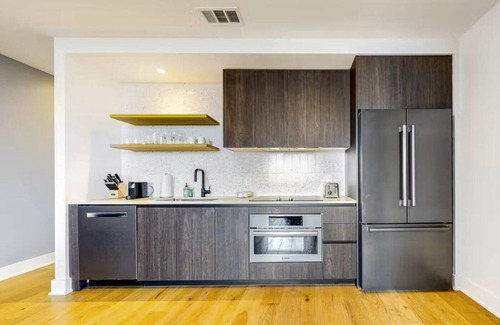 Rainey Street Historic District Condominio | Luxe High Rise off of Rainey St.