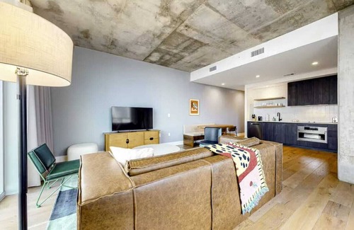 Rainey Street Historic District Condominio | Luxe High Rise off of Rainey St.