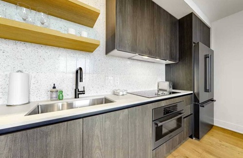 Rainey Street Historic District Condominio | Luxe High Rise off of Rainey St.