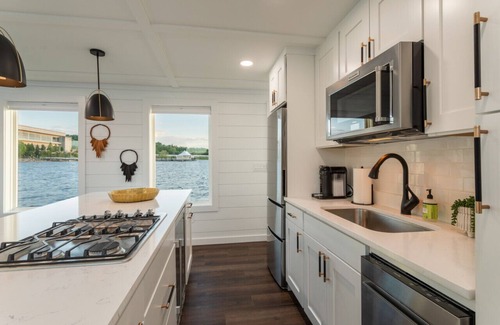 National Harbor Alquiler De Eote | Luxe Houseboat: Majestic Sunsets with 360 Views
