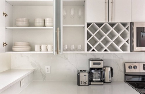 Historic Downtown Apartamento | Luxe Jersey City 2BR w/ DM, W/D & Gym, shuttle to PATH, by Blueground