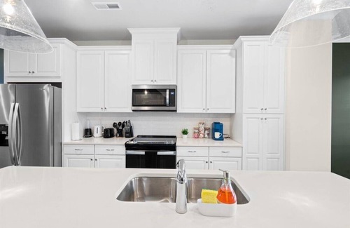 Charlotte Casa | Luxe King 3BR Townhouse in Uptown CLT