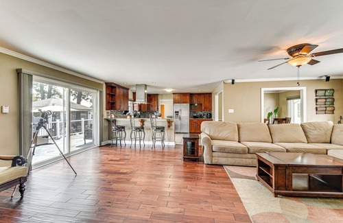 Portsmouth Casa | Luxe Lakefront Portsmouth Home: Fish, Swim & Play!