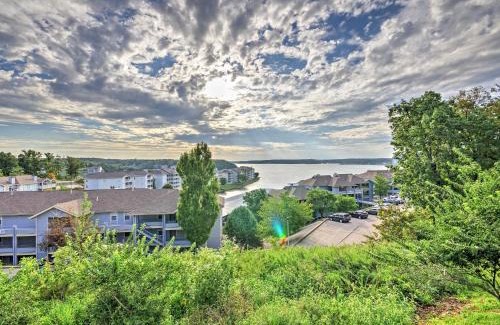 Village of Four Seasons Apartamento | Luxe Lakeside Regatta Bay Getaway with Pool Access!