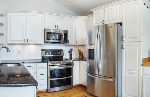 Sherrills Ford Casa | LUXE, LKN DEEP WATER, VIEWS, HOT TUB, GAME ROOM