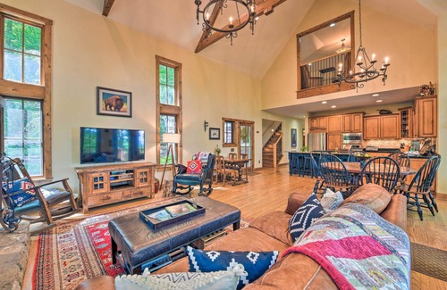 Waynesville Casa | Luxe Lodge Near Smoky Mountains: Views & Hot Tub!