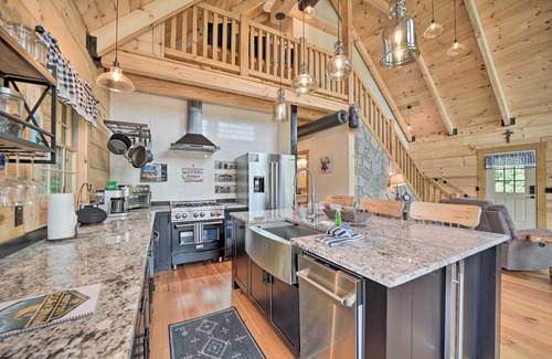 Maggie Valley Cabina | Luxe Log Cabin w/ Modern Finishes & Mtn Views