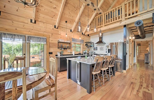 Maggie Valley Cabina | Luxe Log Cabin w/ Modern Finishes & Mtn Views