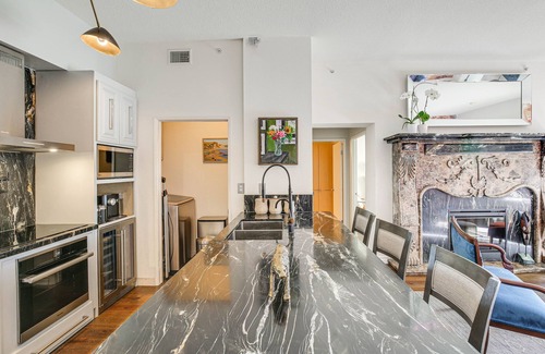 Waterfront Condominio | Luxe Long Beach Condo w/ Pool: 1 Mi to Shoreline!