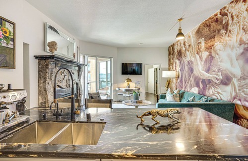 Waterfront Condominio | Luxe Long Beach Condo w/ Pool: 1 Mi to Shoreline!