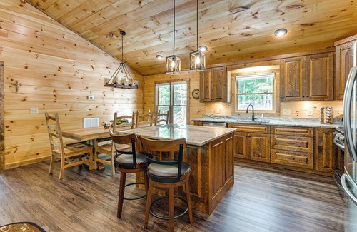 Mineral Bluff Cabina | Luxe Mineral Bluff Vacation Rental w/ Game Room!