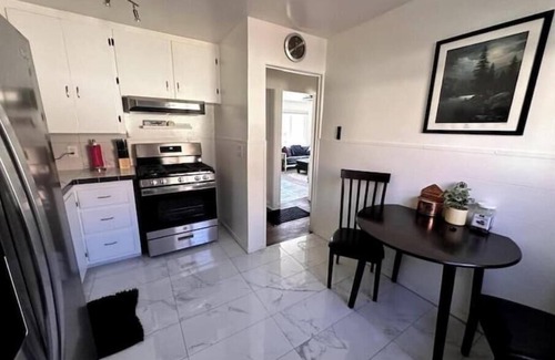 El Prado Casa | Luxe Nest - Bright & Cozy 1BR in University District, Walk Everywhere!