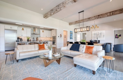 Kenwood Casa | Luxe, Pool, Spa, Fire Pit, Game Room, Piano | Sonoma Pool Retreat by AvantStay