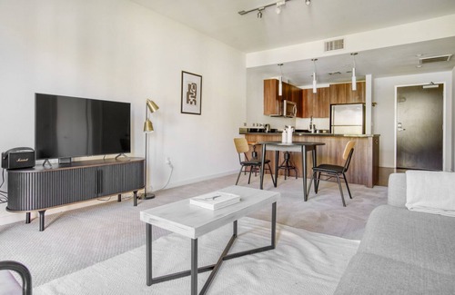 The Villas Apartamento | Luxe Santana Row 1BR w/ Pool & Gym, 10 mins to Google, by Blueground