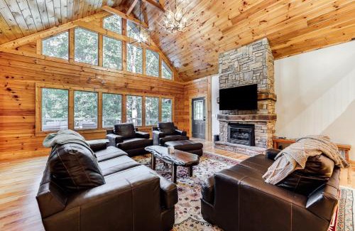 Ridgewood Estates Casa | Luxe Smoky Mountains Cabin with Hot Tub and Views!