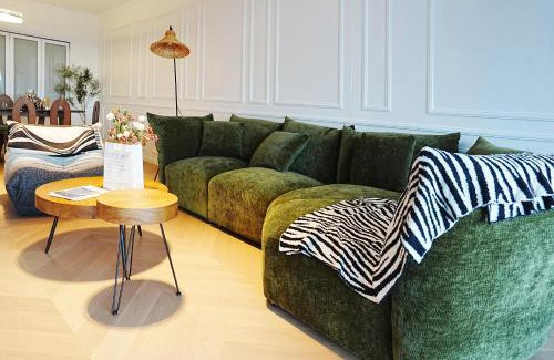 Biggera Waters Apartamento | Luxe Waterfront 3BR Retreat by Harbour Town