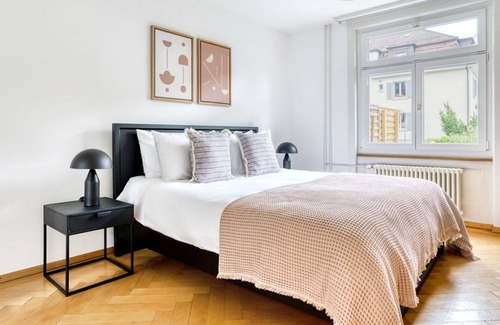 Wipkingen Apartamento | Luxe Wipkingen 3.5 Room w/ Storage & W/D, 2 mins to Market, by Blueground