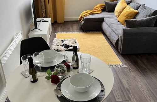Brierley Hill Condominio | Luxurious 1 bd on the Waterfront. Walking distance to many amenities and shops.
