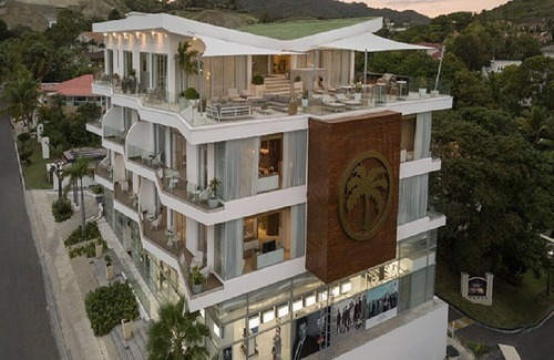 Los Brazos Apartamento | Luxurious 1 Bedroom Sunrise Suite with Pool