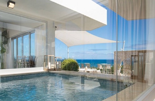 Los Brazos Apartamento | Luxurious 1 Bedroom Sunrise Suite with Pool