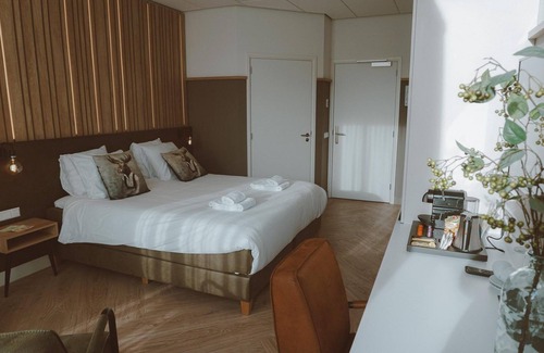 Voorthuizen Hotel | Luxurious 2-person hotel room at Recreatiepark De Boshoek, with air conditioning, terrace, and stunning views, located in the heart of the Veluwe.