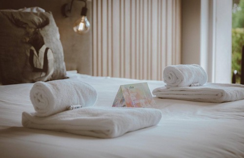 Voorthuizen Hotel | Luxurious 2-person hotel room at Recreatiepark De Boshoek, with air conditioning, terrace, and stunning views, located in the heart of the Veluwe.