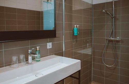 Voorthuizen Hotel | Luxurious 2-person hotel room at Recreatiepark De Boshoek, with air conditioning, terrace, and stunning views, located in the heart of the Veluwe.