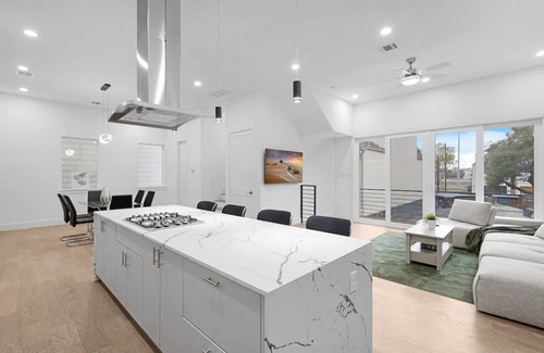 South Central Houston Casa | Luxurious 3 Bed3 Bath Near Downtown Houston