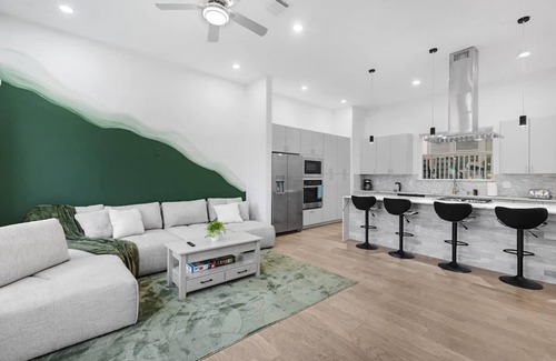 South Central Houston Casa | Luxurious 3 Bed3 Bath Near Downtown Houston