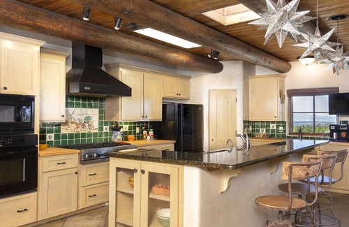 Santa Fe Casa | Luxurious 3 Bedroom-3 Bath~ Majestic views~ outdoor Hot tub~10 minutes to Plaza