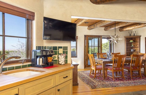 Santa Fe Casa | Luxurious 3 Bedroom-3 Bath~ Majestic views~ outdoor Hot tub~10 minutes to Plaza