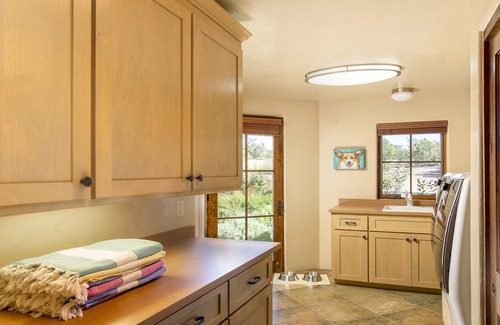 Santa Fe Casa | Luxurious 3 Bedroom-3 Bath~ Majestic views~ outdoor Hot tub~10 minutes to Plaza