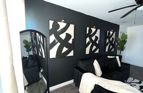 Northeast Houston Casa | Luxurious 4 bed 2 bath house near Downtown Houston