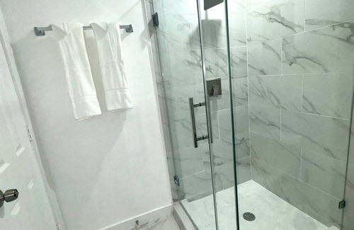Northeast Houston Casa | Luxurious 4 bed 2 bath house near Downtown Houston
