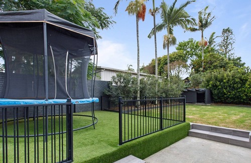 Benowa Casa | Luxurious 4 Bedroom Family Home with pool