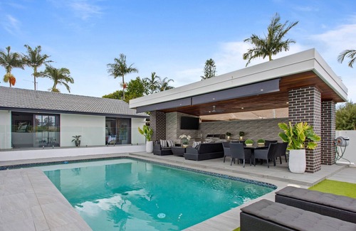 Benowa Casa | Luxurious 4 Bedroom Family Home with pool