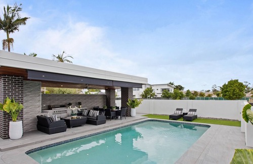 Benowa Casa | Luxurious 4 Bedroom Family Home with pool