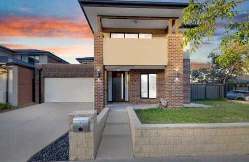 Truganina Casa | Luxurious 4 Bedroom Home in Prime Location