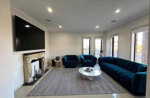 Truganina Casa | Luxurious 4 Bedroom Home in Prime Location