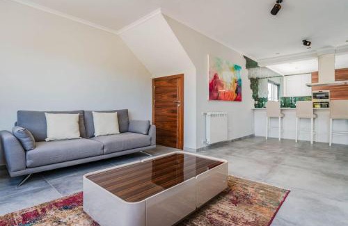 Calicas Villa | Luxurious 4Bedroom Villa Retreat by Lisbeyond