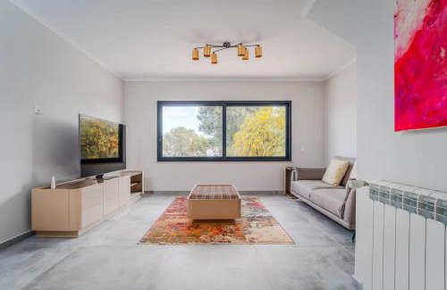 Calicas Villa | Luxurious 4Bedroom Villa Retreat by Lisbeyond