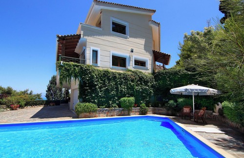 Paralia Porovitsis Villa | Luxurious 5-bedroom villa with stunning sea views in delightful Platanos, Akrata