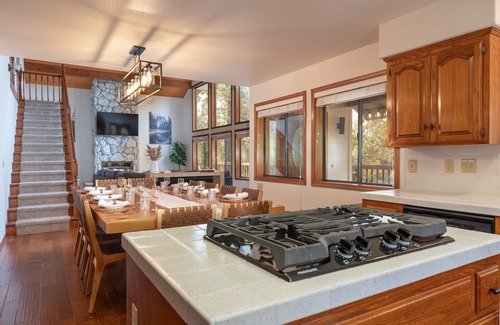 Coarsegold Cabina | Luxurious 5 King Beds w/ Fireplace, Views, GameRm, and EV Charger near Yosemite