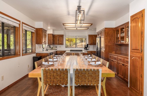 Coarsegold Cabina | Luxurious 5 King Beds w/ Fireplace, Views, GameRm, and EV Charger near Yosemite