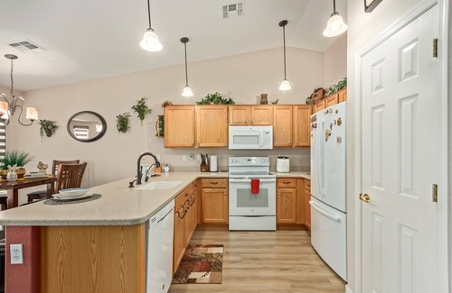Pinal County Casa | 55+ Solera Chandler! Golf Community with Private Backyard! 30 Night Minimum.