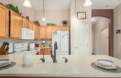Pinal County Casa | 55+ Solera Chandler! Golf Community with Private Backyard! 30 Night Minimum.