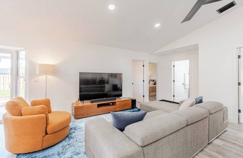 Wellington Casa | Luxurious 6-bedroom house with Heated Pool & Patio minutes from WEF.